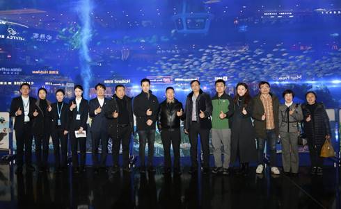 一群人站在台上中度可信度描述已自动生成