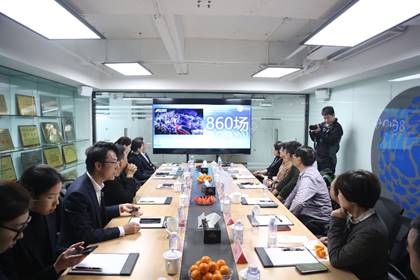 会议室里的人们描述已自动生成